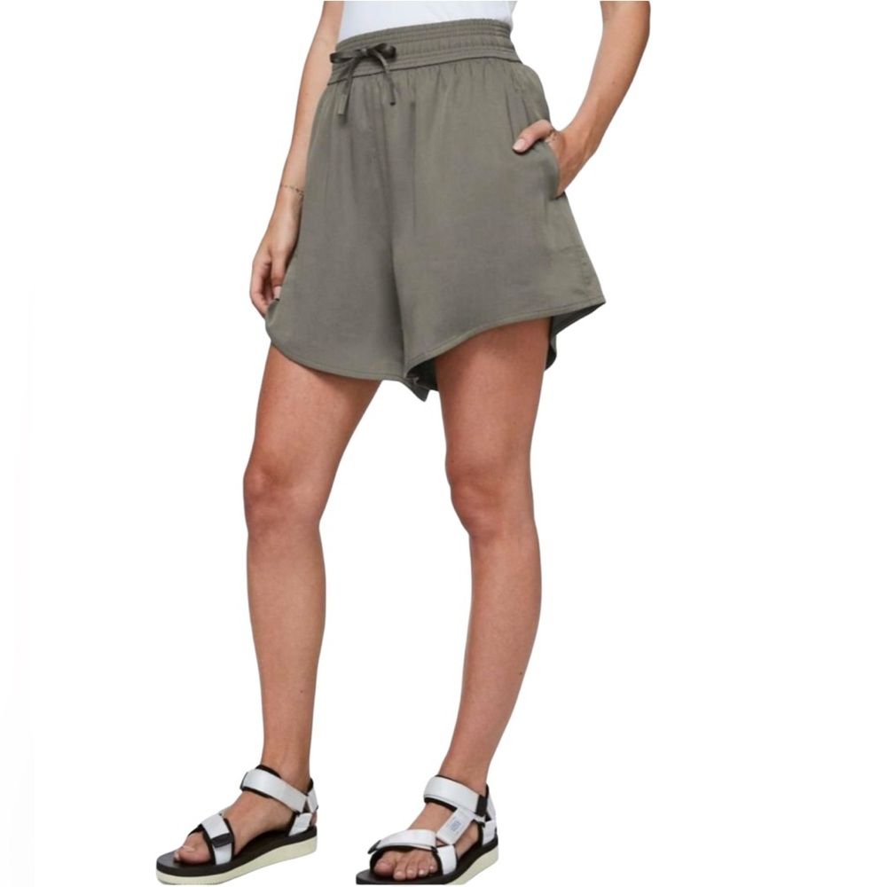 Lululemon Feeling Femme Short 5.5" Grey Sage Size 4
